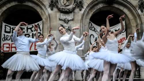 Μπαλαρίνες κατά Μακρόν: Χόρεψαν  έξω από την Όπερα