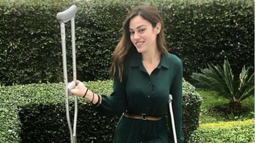 Γιορτές με το πόδι στον γύψο για την Μπάγια Αντωνοπούλου [εικόνα]