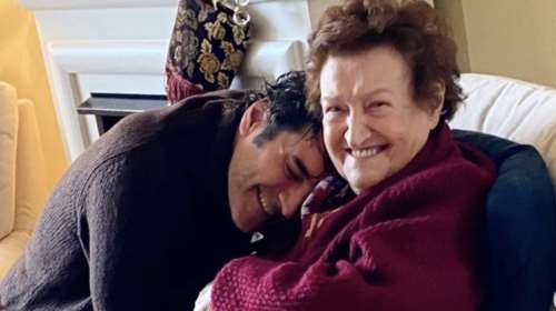 Ο Χριστόφορος Παπακαλιάτης αγκαλιά με την αγαπημένη του γιαγιά [εικόνα]