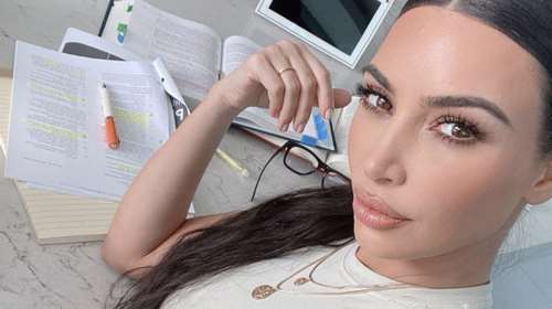 Η Κιμ Καρντάσιαν φωτογραφίζεται αλά... Ελίζαμπεθ Τέιλορ [εικόνες]