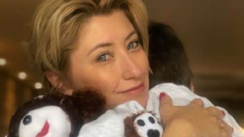 Η Σία Κοσιώνη άβαφη και αγκαλιά με τον γιο της