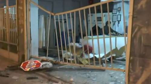 Κολωνός: Τρελή πορεία αυτοκινήτου, «καρφώθηκε» μέσα σε μαγαζί!