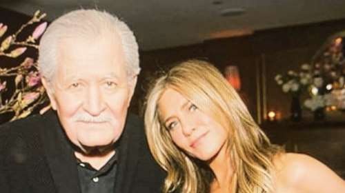 Η Τζένιφερ Ανιστον σε σπάνια φωτογραφία με τον πατέρα της [εικόνα]