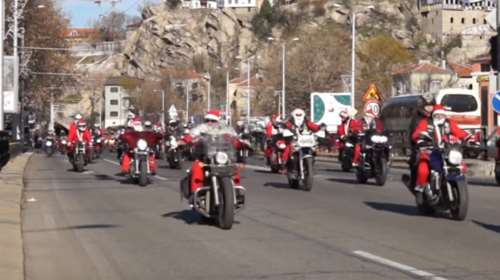 Γέμισε η Βουλγαρία με μοτοσικλετιστές Άη Βασίληδες [βίντεο]