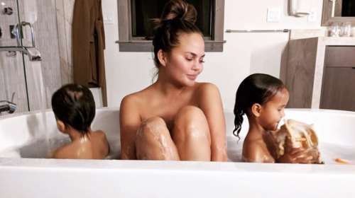 Η Κρίσι Τάιγκεν ποζάρει γυμνή με τα δυο παιδιά της