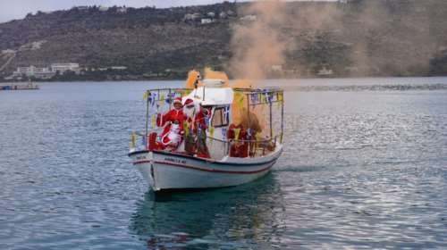 Στη Σούδα υποδέχθηκαν από τη… θάλασσα τον Άγιο Βασίλη
