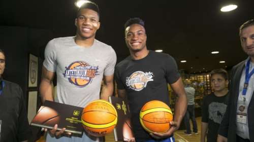 Αντετοκούνμπο: Δώρισαν παπούτσια σε κρατούμενους φυλακών [video]