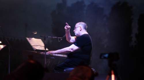 Οι ωραιότερες ερμηνείες των τραγουδιών του Θ. Μικρούτσικου