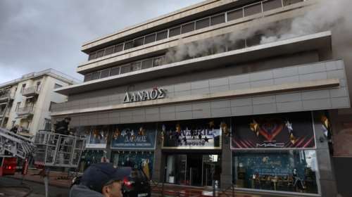 Φωτιά σε κτίριο που στεγάζεται πολυκατάστημα στη Μεσογείων - Φωτο