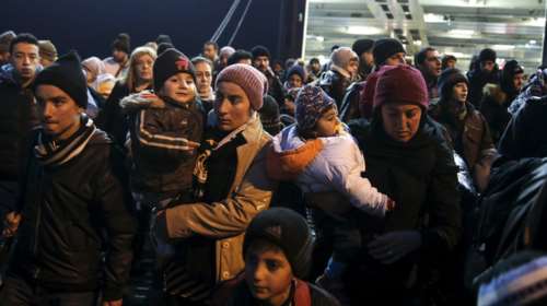 Μετακίνησαν άλλους 668 μετανάστες από τη Μυτιλήνη στην Αττική