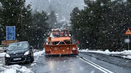Ποιοι δρόμοι είναι κλειστοί λόγω χιονιά, απεγκλωβισμοί οδηγών [φωτό]