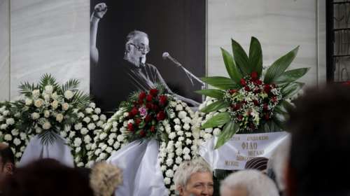 Το τελευταίο αντίο στον Θάνο Μικρούτσικο από το Α Νεκροταφείο