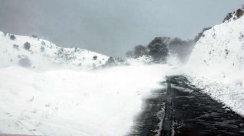 Μεγάλη επιχείρηση για απεγκλωβισμό 20χρονου στα Δερβενοχώρια