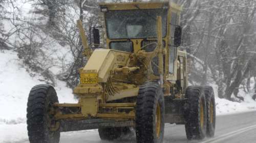 Δερβενοχώρια: Με μπουλντόζες τους απεγκλώβισαν