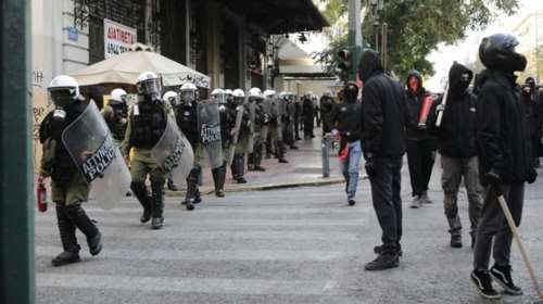 Νέα επίθεση με πέτρες και ξύλα εναντίον ΜΑΤ στα Εξάρχεια