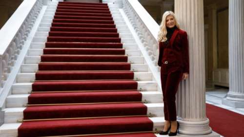 Η Μαρίνα Πατούλη δίνει σόου στο Προεδρικό Μέγαρο με total velvet look