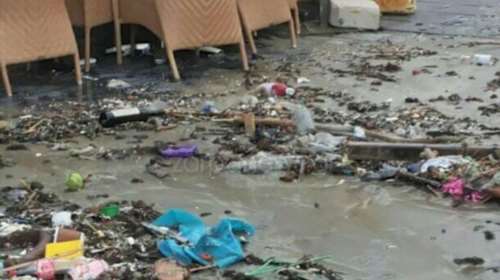 Απίστευτο θέαμα: Ο καιρός έβγαλε σκουπίδια από τη θάλασσα στα Χανιά