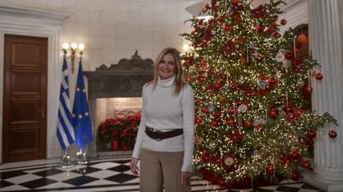 Οι ευχές της Μαρέβας για καλή χρονιά με μια υπέροχη οικογενειακή φωτογραφία