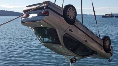 Αυτοκίνητο έπεσε στη θάλασσα στο λιμάνι του Αστακού