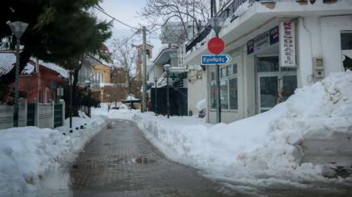 Τα Βίλια θάφτηκαν στο χιόνι - Φαίνεται μόνο ο φάρος περιπολικού [εικόνες]