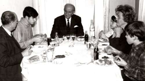 Σπάνια φωτό: Γεώργιος και Ανδρέας Παπανδρέου τρώνε...σουβλάκια