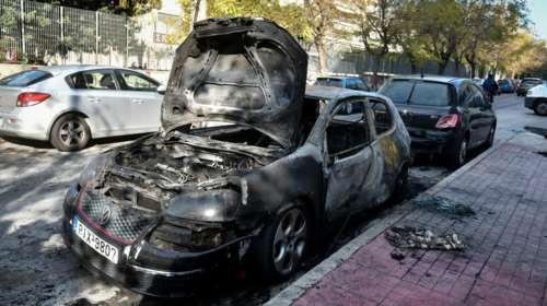 Φωτιά σε δύο αυτοκίνητα στα Άνω Πετράλωνα