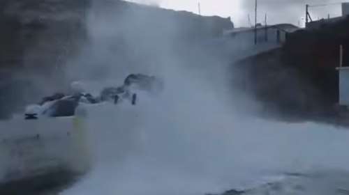 Τεράστια κύματα στα Αντικύθηρα «καταπίνουν» το λιμάνι [βίντεο]