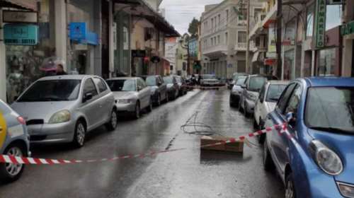 Απίστευτο &amp; επικίνδυνο: Καλώδιο της ΔΕΗ στο οδόστρωμα στα Χανιά