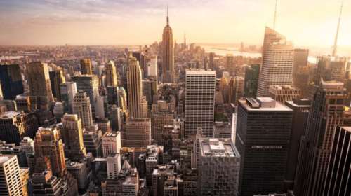 H Αθηνά Οικονομάκου μόνο με μπουρνούζι και θέα τη Νέα Υόρκη