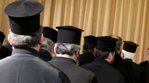 Παπάς χαστούκισε πιστή γιατί πήρε δεύτερο αντίδωρο- Καλείται σε απολογία