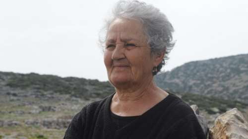 Μήνυμα αισιοδοξίας: Εμβολιάστηκε η κυρά Ρηνιώ, η μοναδική κάτοικος της Κινάρου [Βίντεο]