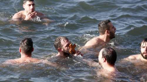 Παρά το κρύο 20 γενναίοι βούτηξαν στον Θερμαΐκό για τον Σταυρό