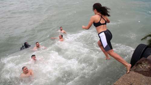 Θαρραλέα Κρητικιά βούτηξε στα παγωμένα νερά για τον Σταυρό