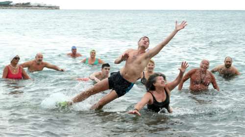 Κολυμβητής πετάει σαν “γκολκήπερ” για να πιάσει τον Σταυρό στον Μπάτη