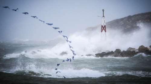 Συναγερμός: Χάθηκε κωπηλάτης στη Λούτσα - Ανεμοι 10 μποφόρ