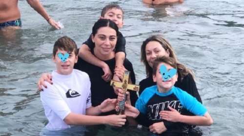 Η έγκυος Χοψονίδου και τα παιδιά της έπιασαν τον σταυρό