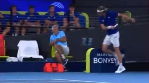 Νεύρα Τσιτσιπά: Χτύπησε με ρακέτα τον... πατέρα του! - Video