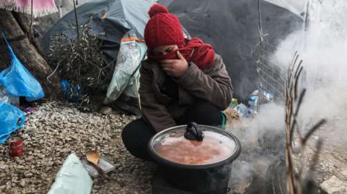 Με παλέτες κα μουσαμάδες μέσα στο κρύο οι μετανάστες στη Μόρια