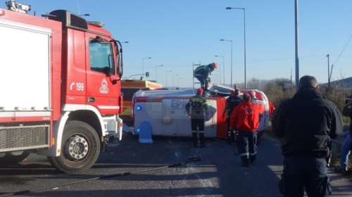 Εικόνες - σοκ με ντελαπάρισμα ασθενοφόρου έπειτα από τροχαίο