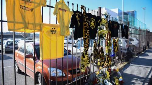 Φανέλες και λουλούδια στο σημείο που σκοτώθηκε ο 28χρονος οπαδός