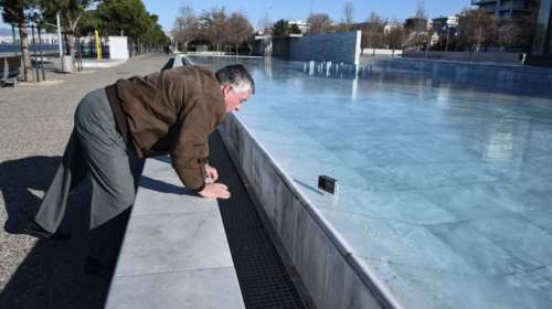 Μαγικές εικόνες: Πάγωσε το συντριβάνι στη Θεσσαλονίκη