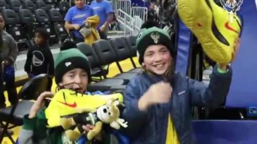 Αντετοκούνμπο: Τρέλανε πιτσιρίκια, τους έδωσε τα παπούτσια του [βίντεο]