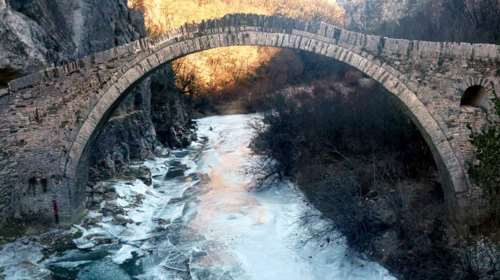 Ιωάννινα: Στην κατάψυξη -Πάγωσε το ποτάμι στο Ζαγόρι [εικόνα]