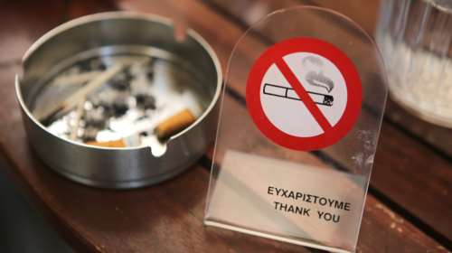 Η Αυγή διαμαρτύρεται για τον αντικαπνιστικό - «Ερχονται απολύσεις»