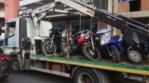 800 παρατημένα μηχανάκια στην Αθήνα μαζεύει ο Δήμος
