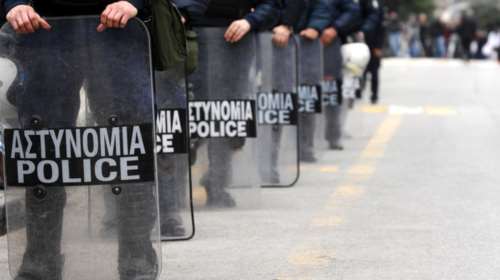 Επίθεση σε αστυνομικούς με πέτρες &amp; μπουκάλια έξω από την ΑΣΟΕΕ