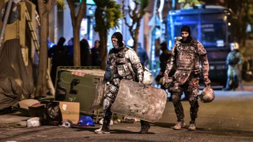 Νέα «επιχείρηση Κουκάκι»: 21 συλλήψεις, 6 αστυνομικοί τραυματίες