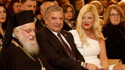 Υπερπαραγωγή η Πατούλη στην κοπή πίτας με λευκό φόρεμα με έναν ώμο
