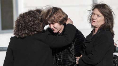 Η αγκαλιά της Μάγδας Φύσσα στη μητέρα της Ελένης Τοπαλούδη [εικόνες]
