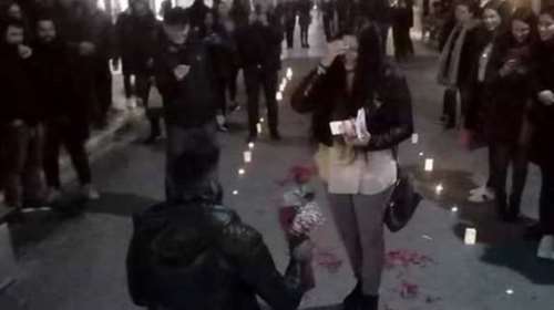 Πάτρα: Πρόταση γάμου με κεριά &amp; σημειώματα δημοσίως - Αποθεώθηκε [εικόνες]